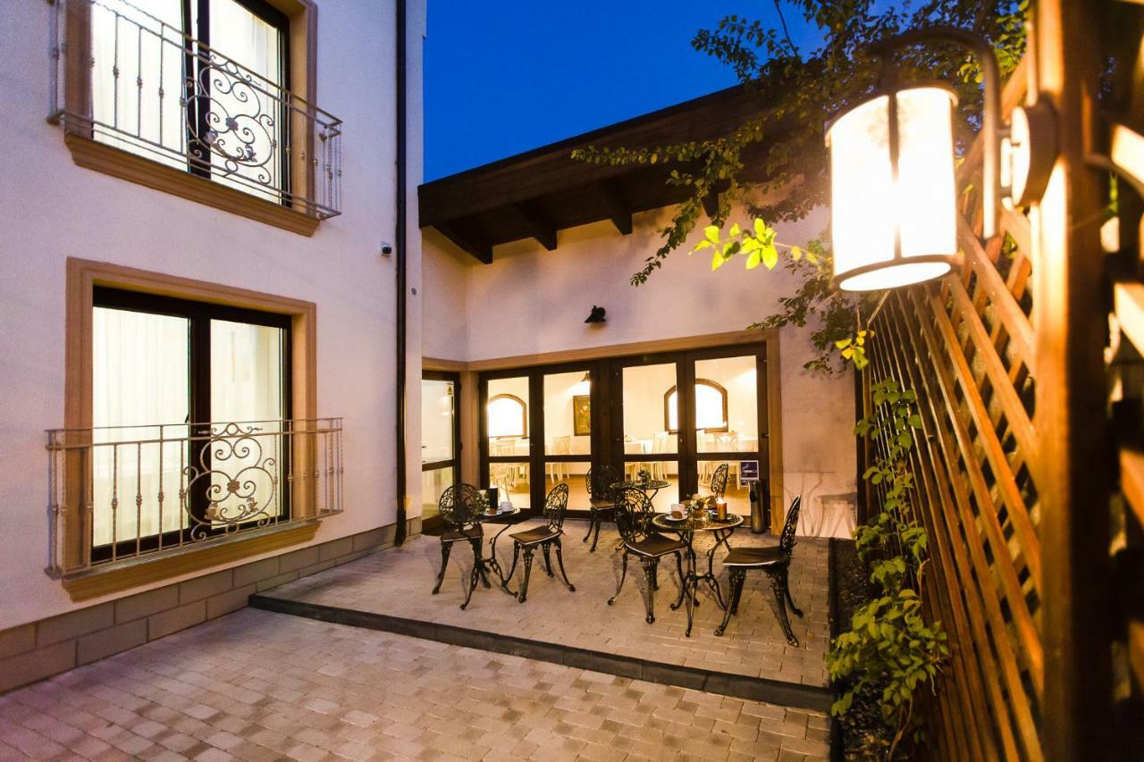 Ave, Alba! Hotel Alba Iulia Buitenkant foto
