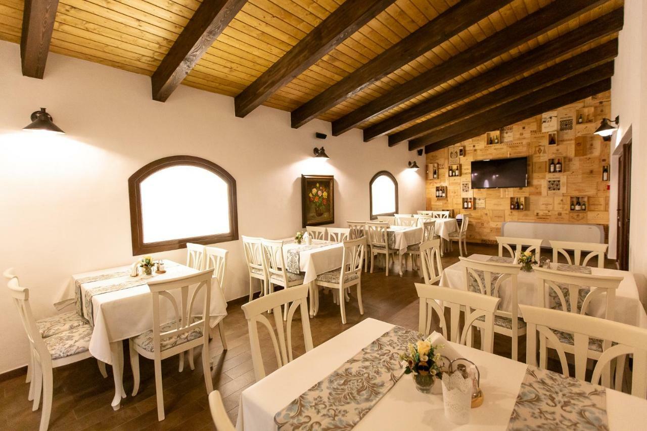 Ave, Alba! Hotel Alba Iulia Buitenkant foto