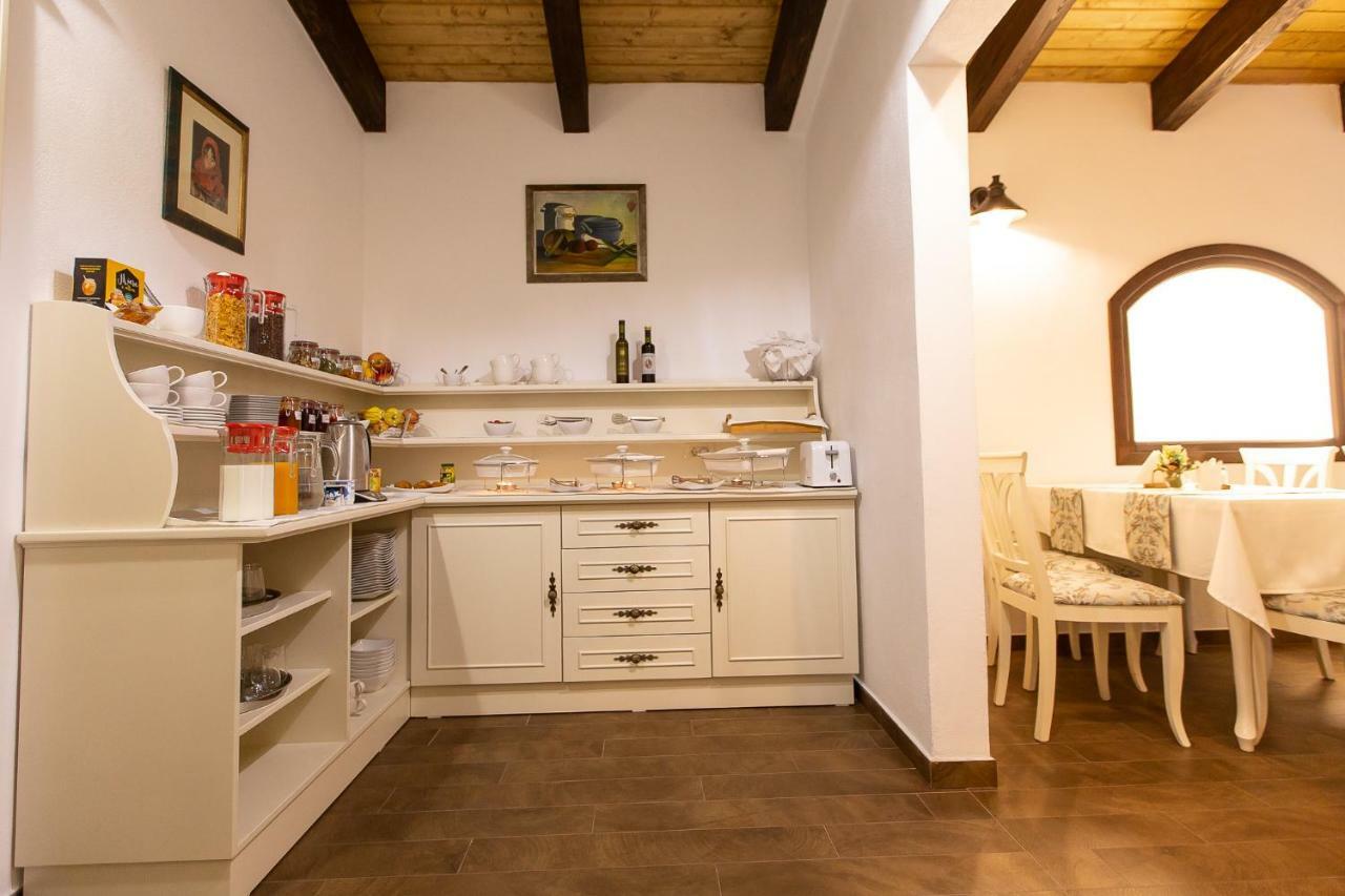 Ave, Alba! Hotel Alba Iulia Buitenkant foto