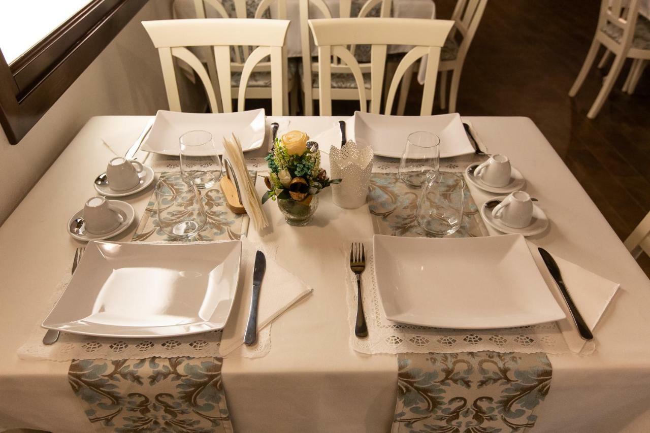 Ave, Alba! Hotel Alba Iulia Buitenkant foto