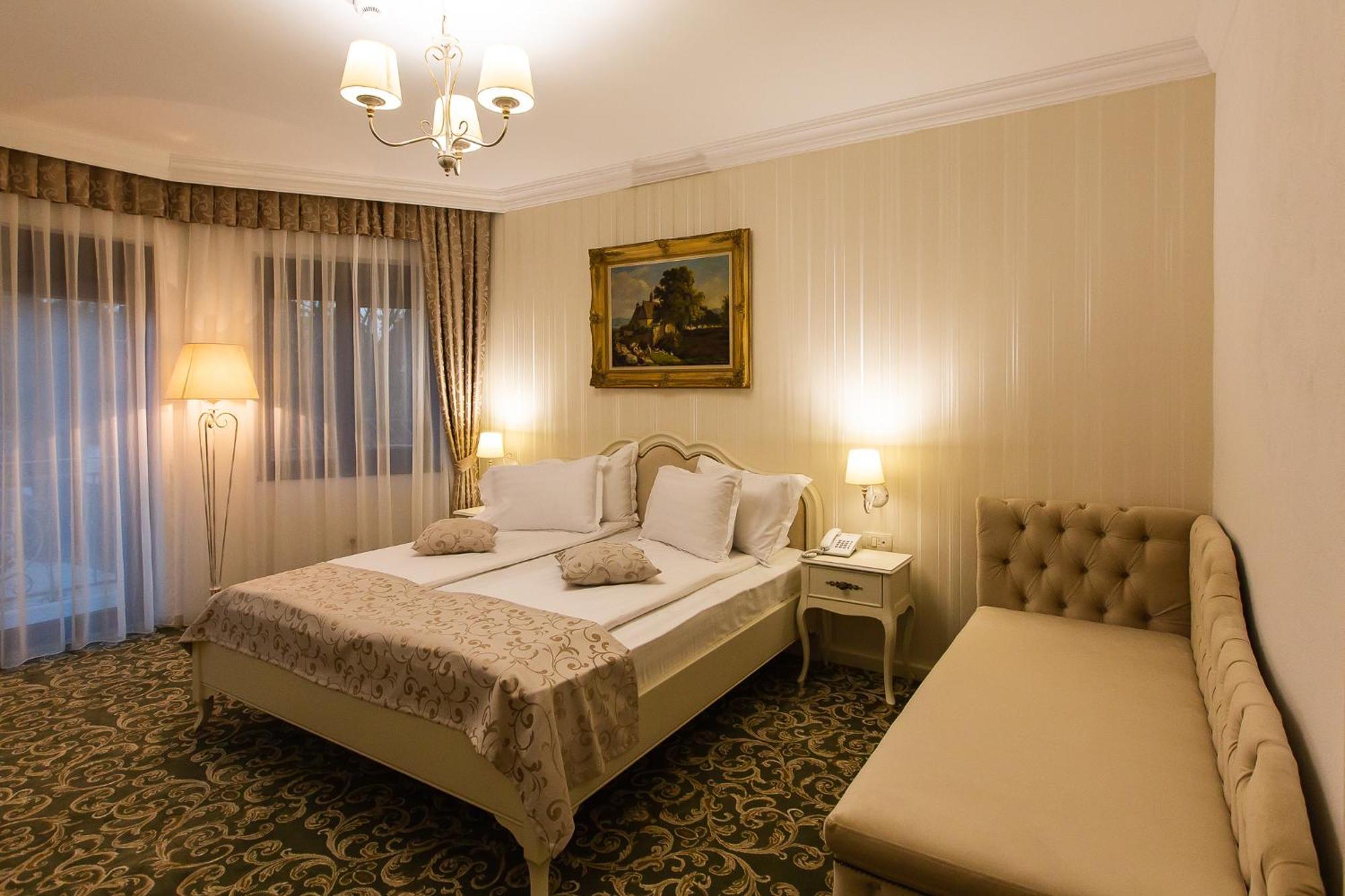 Ave, Alba! Hotel Alba Iulia Buitenkant foto