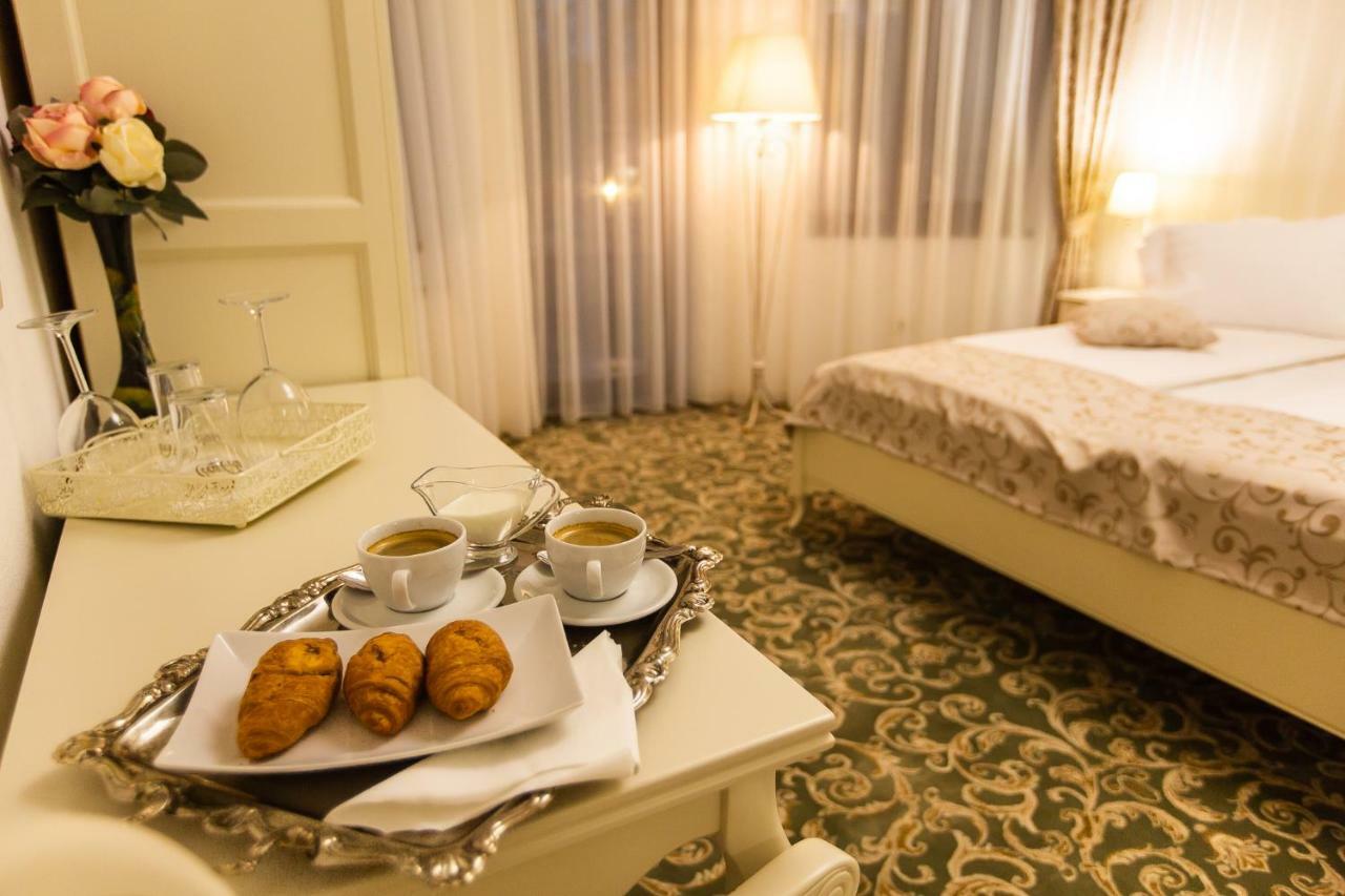 Ave, Alba! Hotel Alba Iulia Buitenkant foto