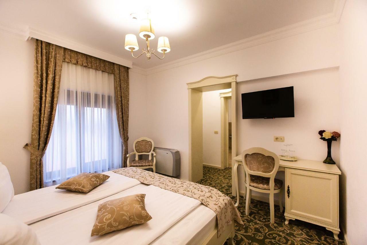 Ave, Alba! Hotel Alba Iulia Buitenkant foto