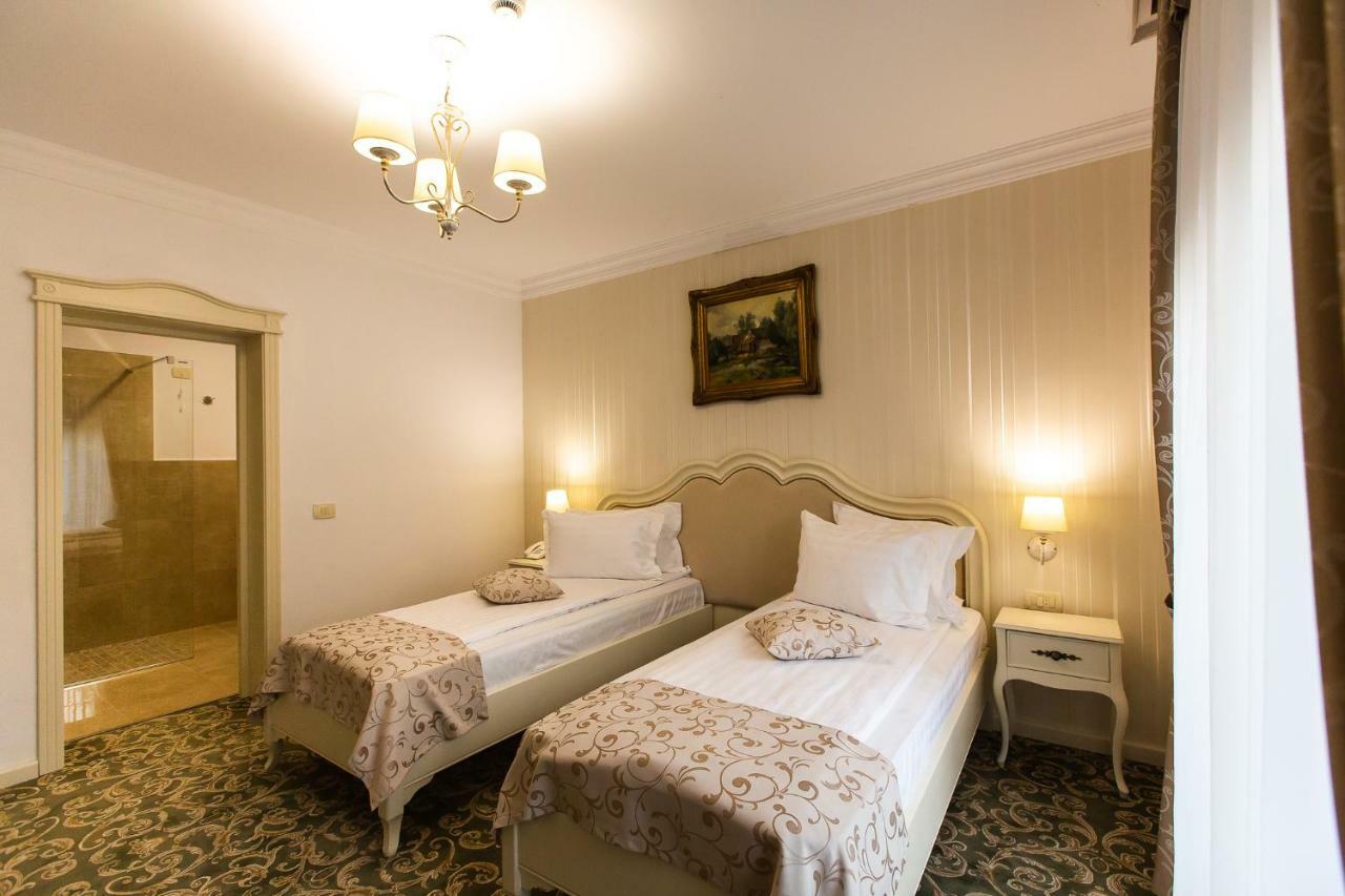 Ave, Alba! Hotel Alba Iulia Buitenkant foto