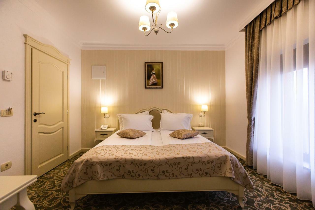 Ave, Alba! Hotel Alba Iulia Buitenkant foto