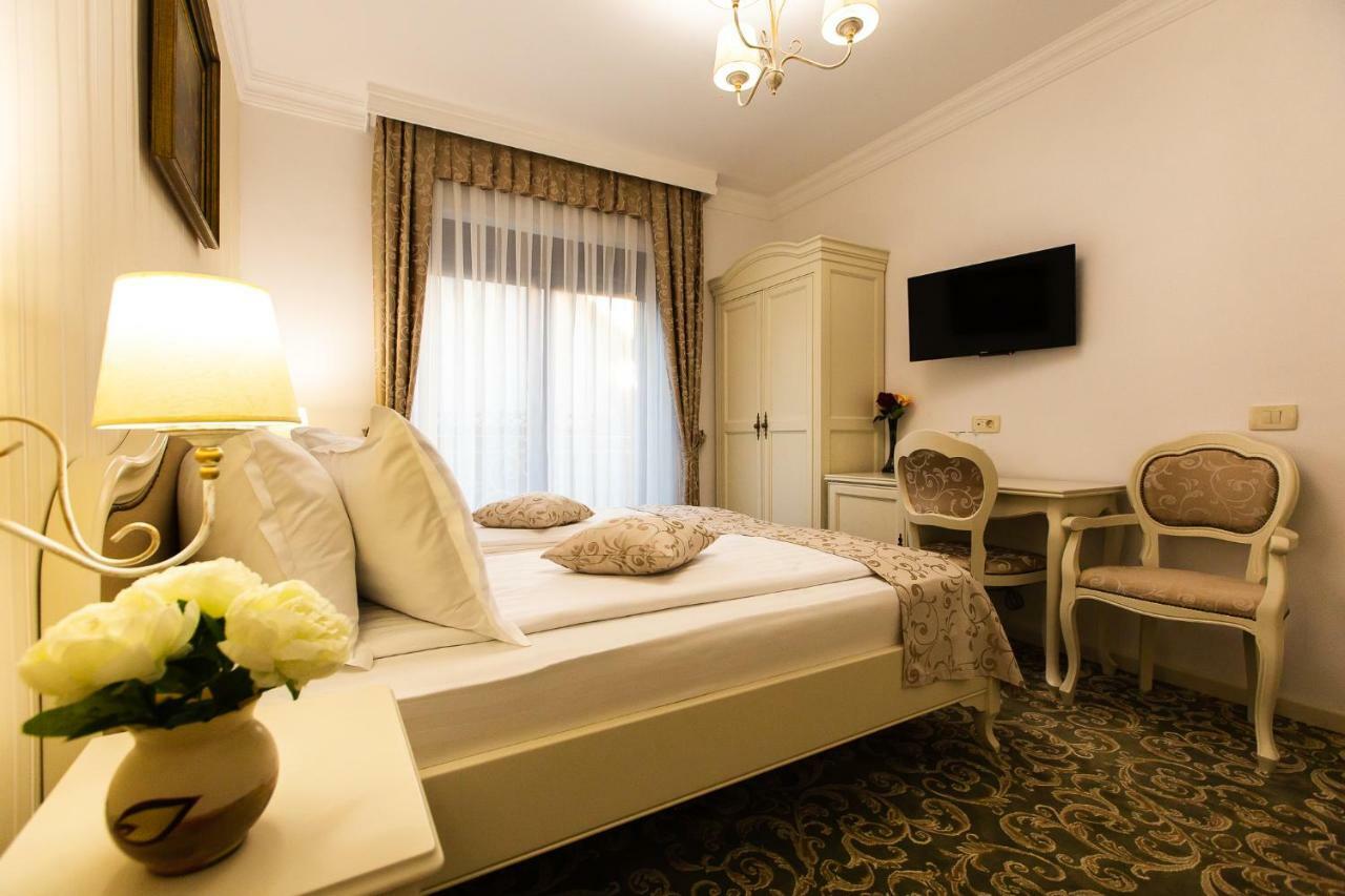 Ave, Alba! Hotel Alba Iulia Buitenkant foto