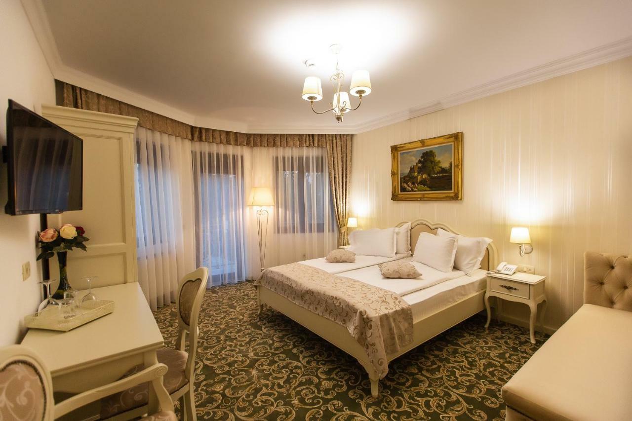 Ave, Alba! Hotel Alba Iulia Buitenkant foto