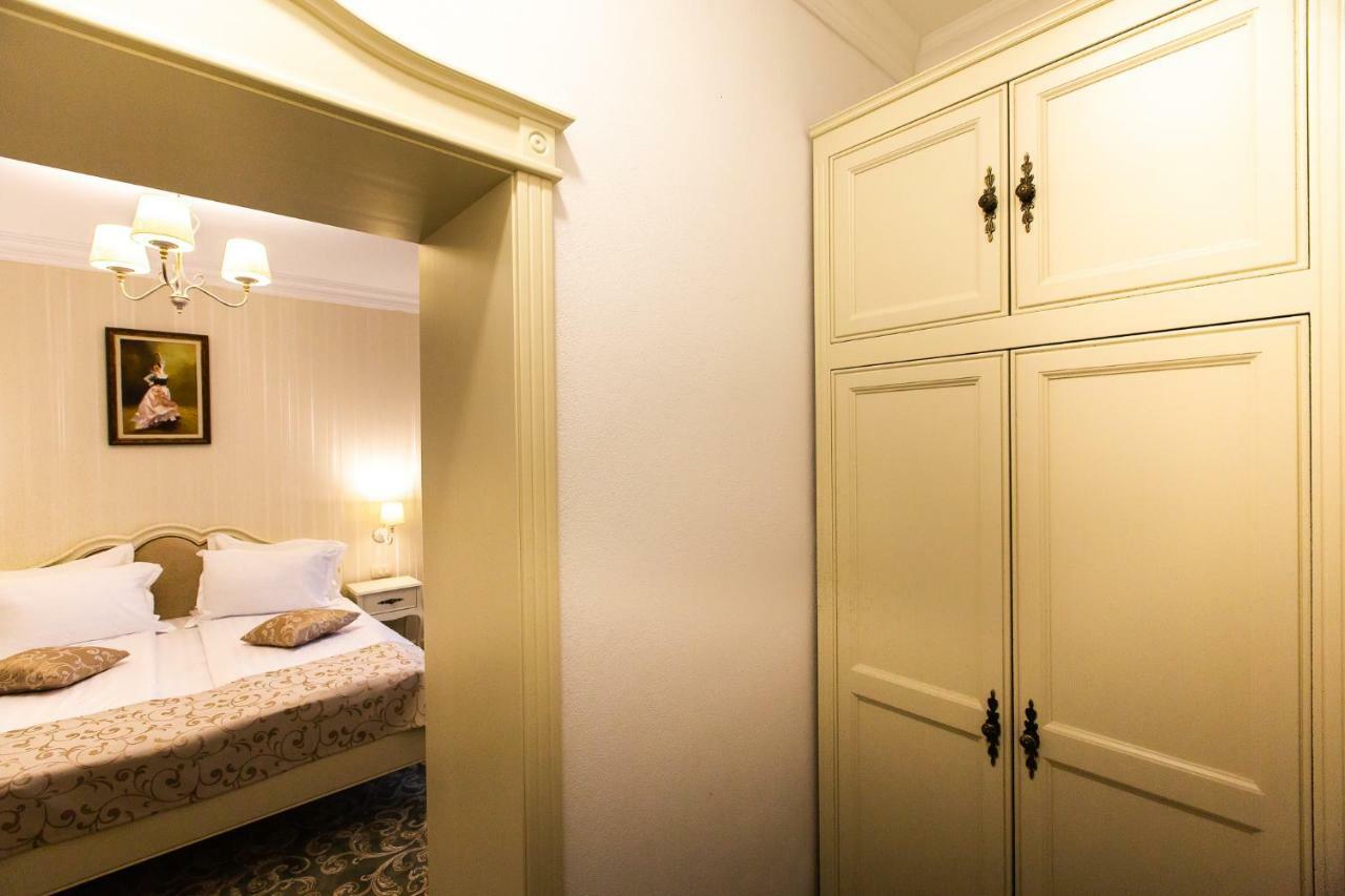 Ave, Alba! Hotel Alba Iulia Buitenkant foto