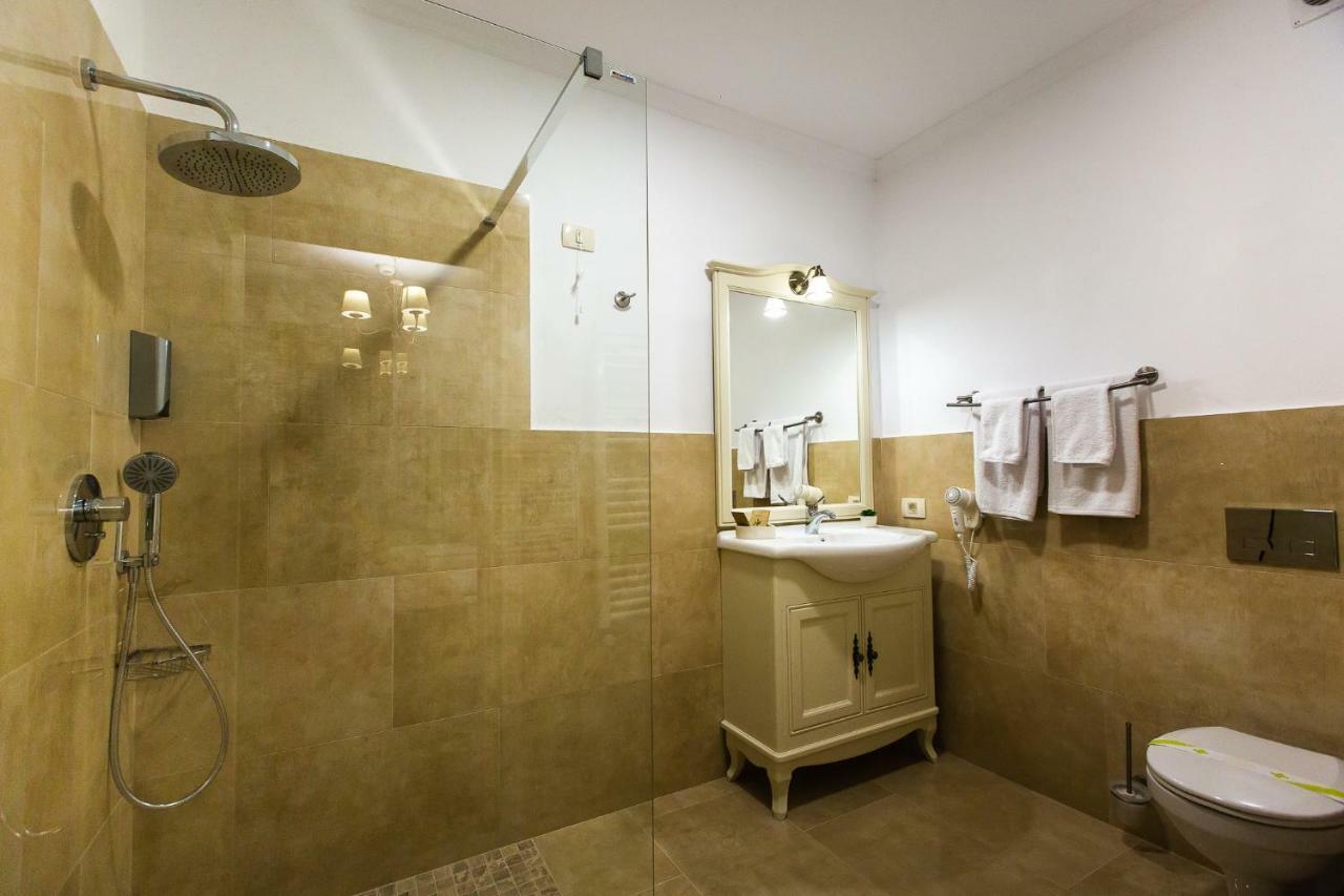 Ave, Alba! Hotel Alba Iulia Buitenkant foto
