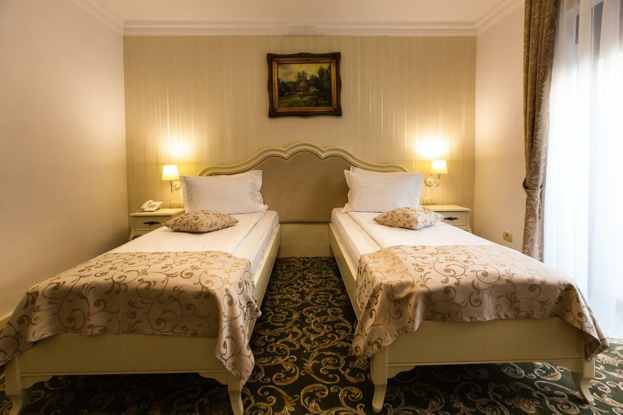 Ave, Alba! Hotel Alba Iulia Buitenkant foto