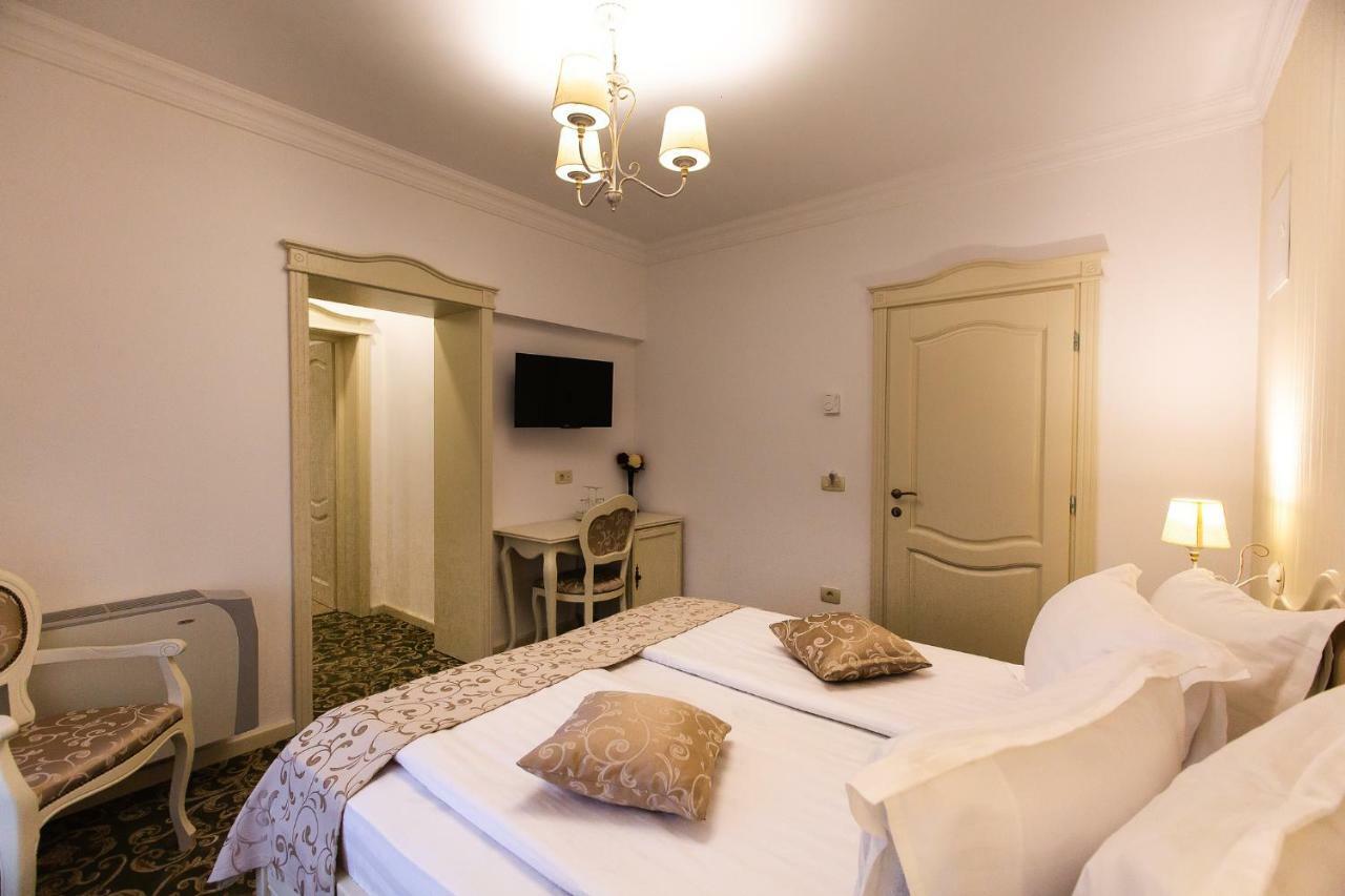 Ave, Alba! Hotel Alba Iulia Buitenkant foto