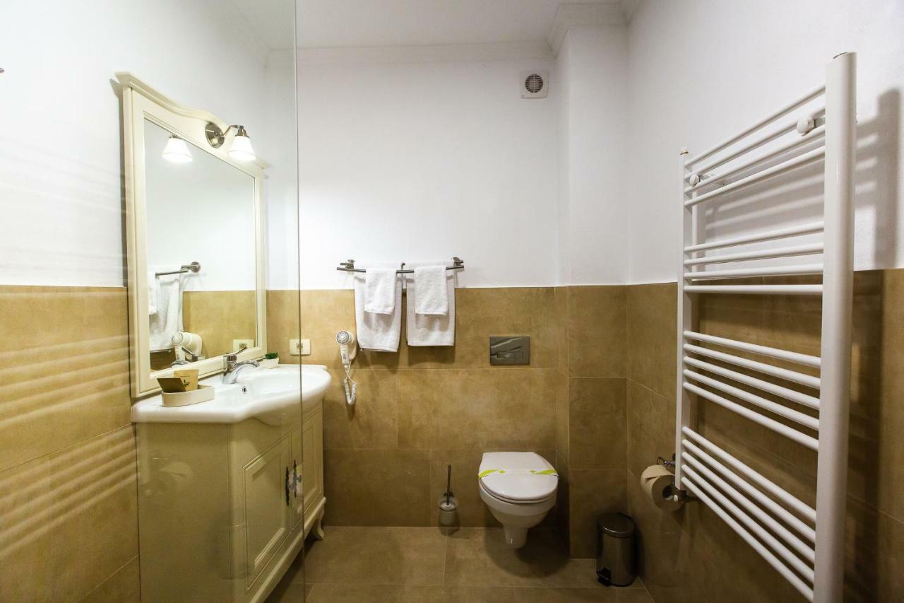 Ave, Alba! Hotel Alba Iulia Buitenkant foto