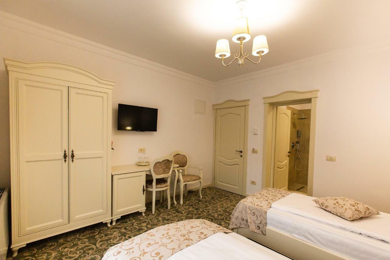 Ave, Alba! Hotel Alba Iulia Buitenkant foto